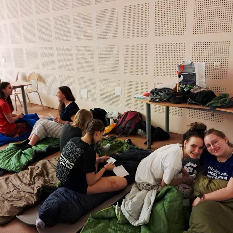 Nocování ve škole